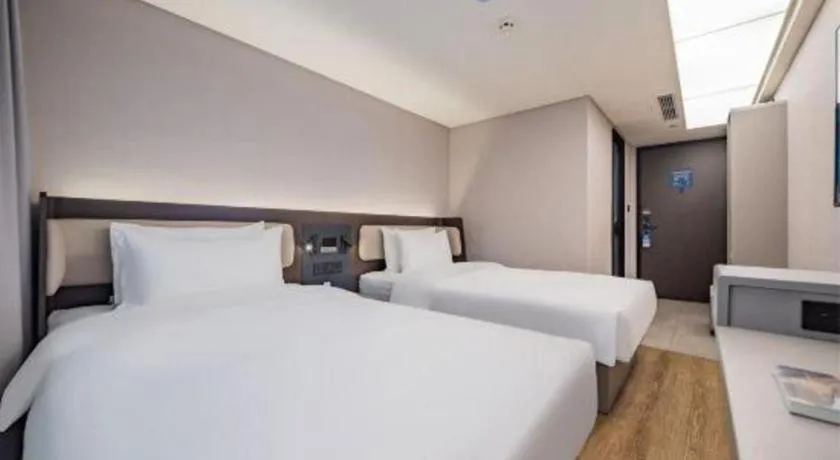 Bed in Ibis Chengdu Yongfeng Hotel