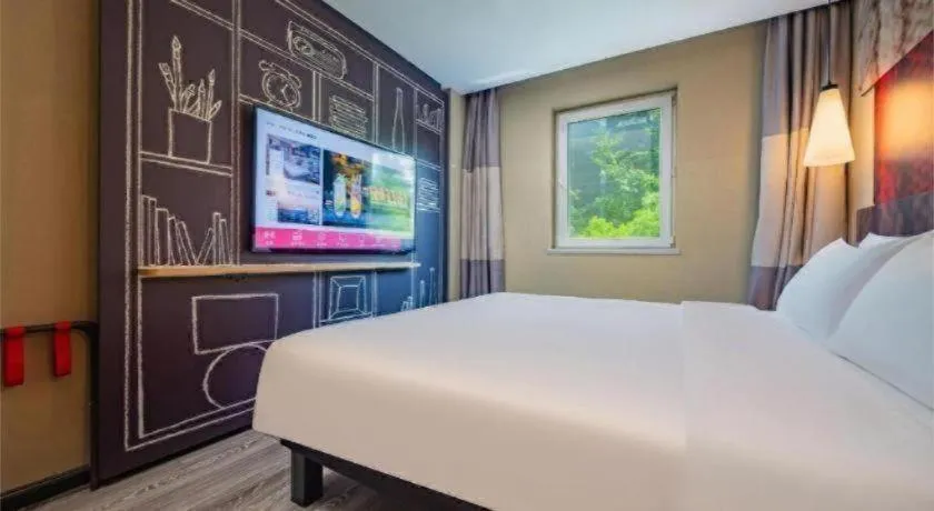 Bed in Ibis Chengdu Yongfeng Hotel