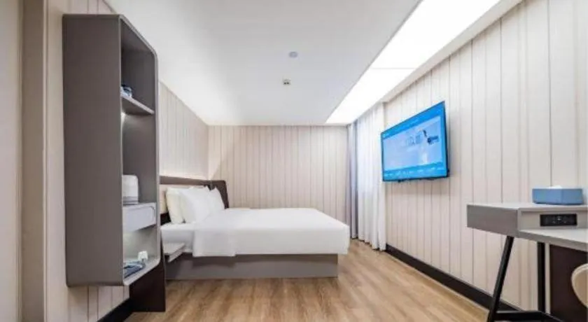 Bed in Ibis Chengdu Yongfeng Hotel