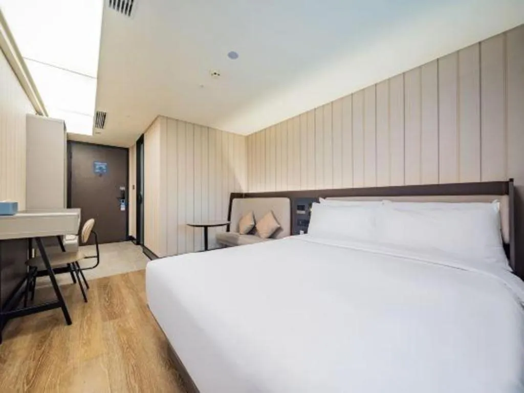 Bed in Ibis Chengdu Yongfeng Hotel