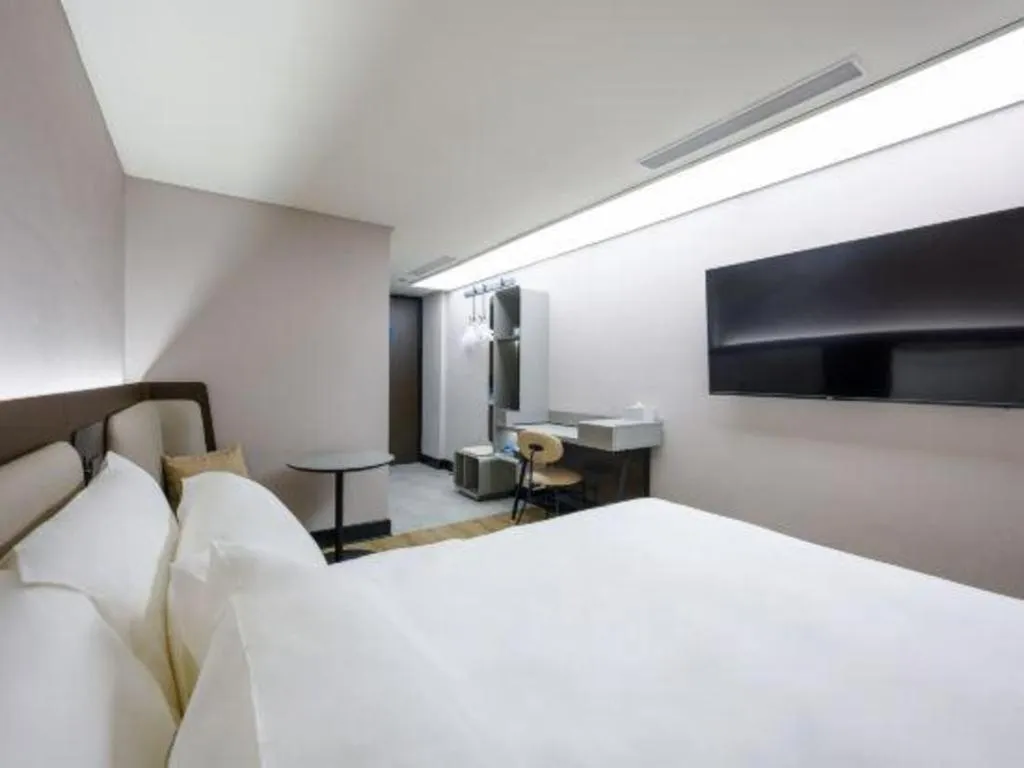 Bed in Ibis Chengdu Yongfeng Hotel