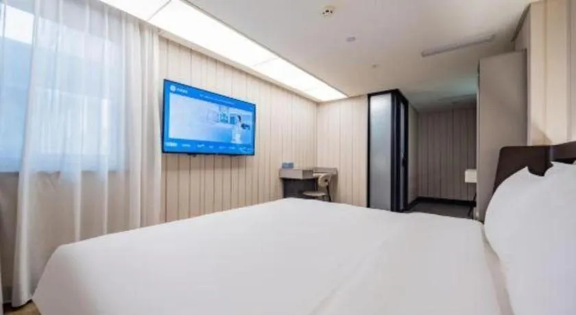 Bed in Ibis Chengdu Yongfeng Hotel