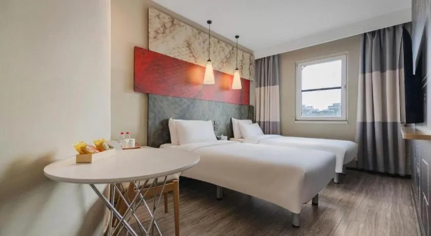 Bed in Ibis Chengdu Kehua Hotel