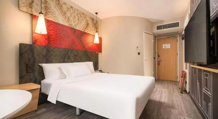 Bed in Ibis Chengdu Kehua Hotel