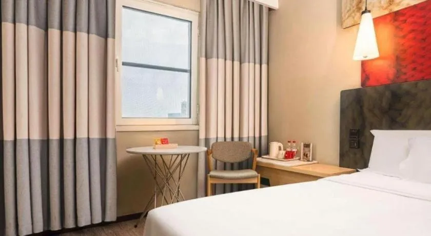 Bed in Ibis Chengdu Kehua Hotel