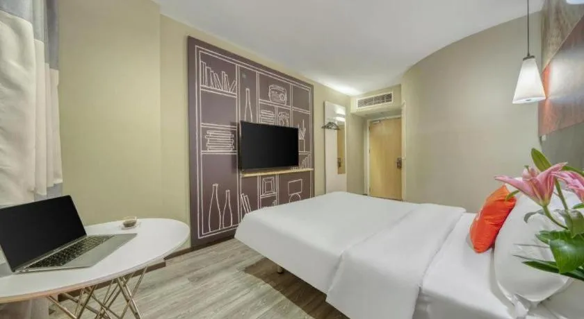 Bed in Ibis Chengdu Kehua Hotel