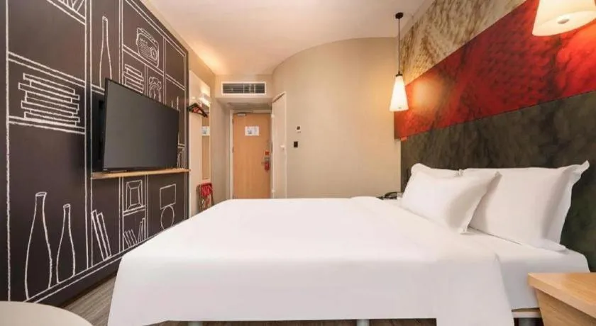 Bed in Ibis Chengdu Kehua Hotel