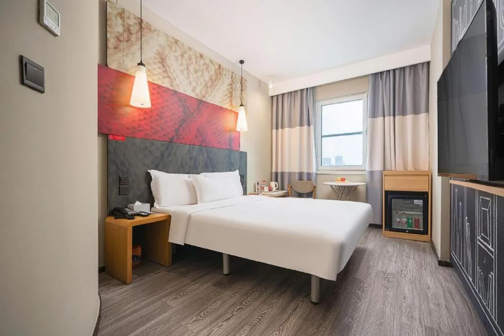 Bed in Ibis Chengdu Kehua Hotel