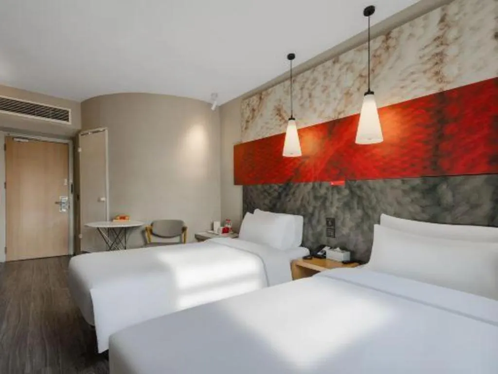 Bed in Ibis Chengdu Kehua Hotel