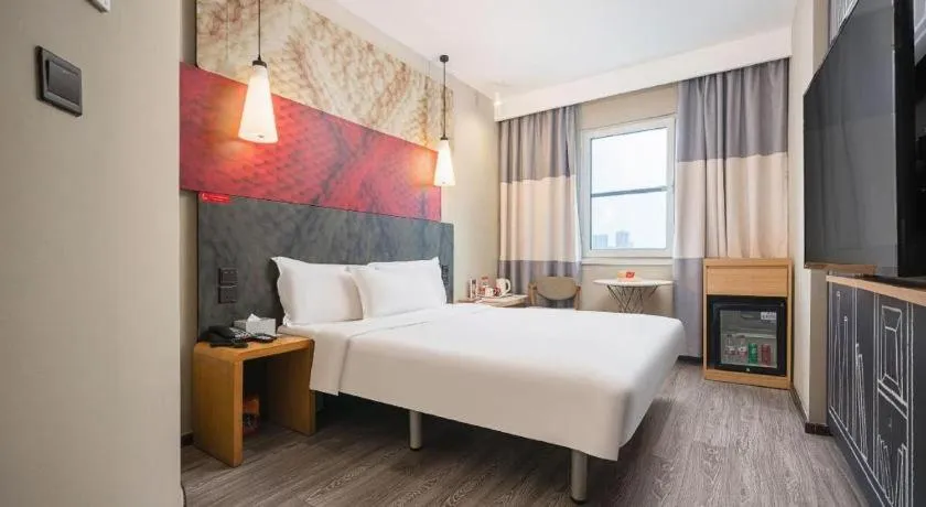 Bed in Ibis Chengdu Kehua Hotel