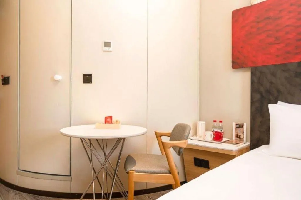 Bed in Ibis Chengdu Kehua Hotel