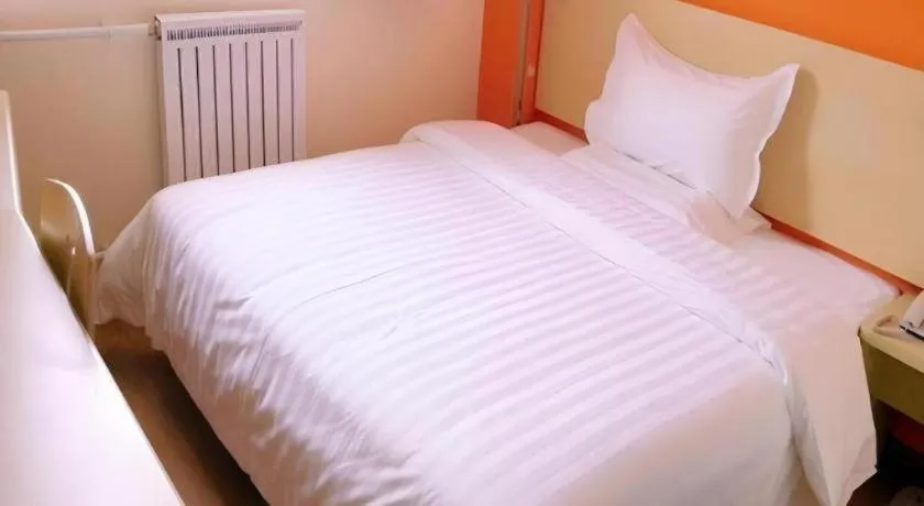 Bed in 7 Days Inn Wuhan University of Technology Mafangshan Metro Station
