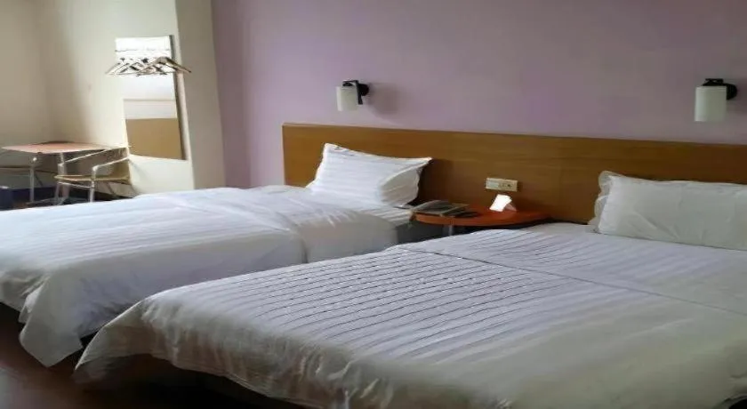 Bed in 7 Days Inn Wuhan University of Technology Mafangshan Metro Station