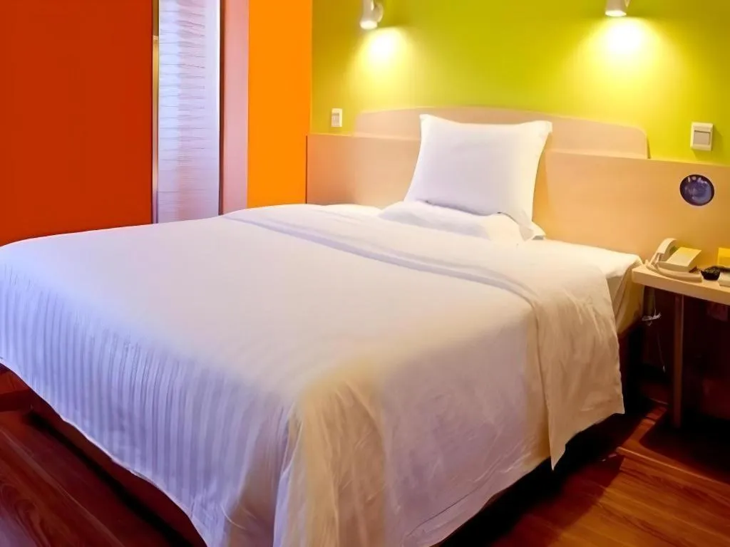 Bed in 7 Days Inn Wuhan University of Technology Mafangshan Metro Station