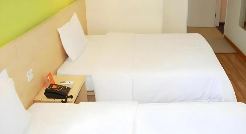 Bed in 7 Days Inn Wuhan University of Technology Mafangshan Metro Station