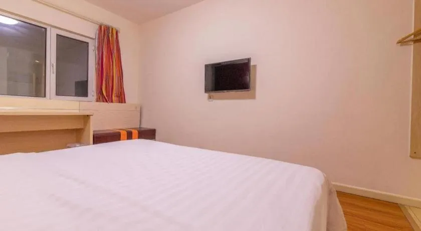 Bed in 7 Days Inn Tianjin Changhong Park Metro Station