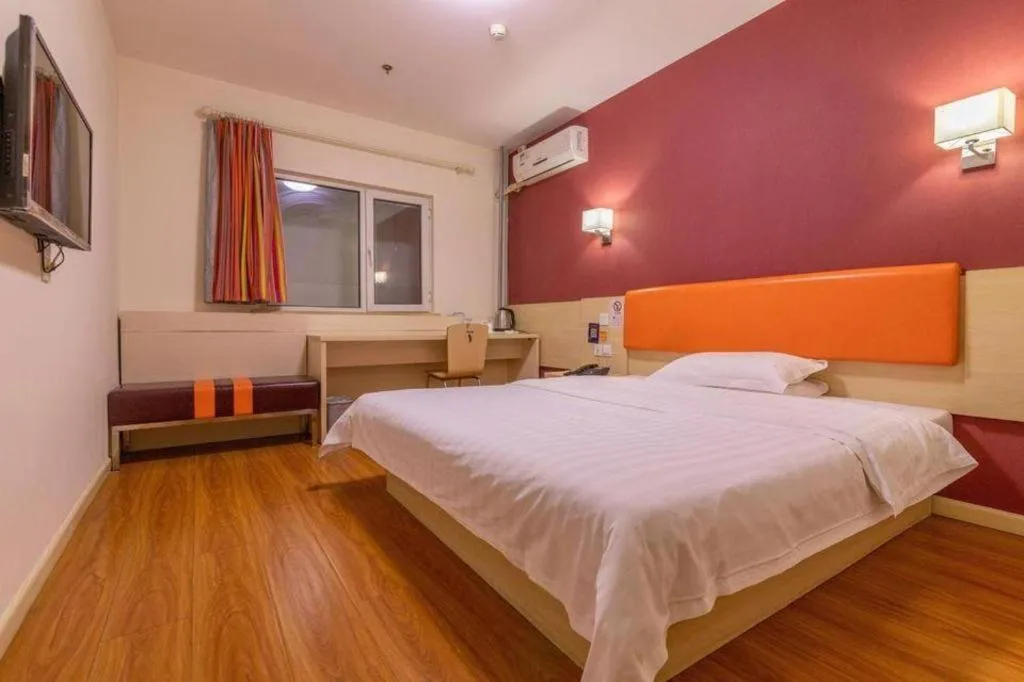 Bed in 7 Days Inn Tianjin Changhong Park Metro Station