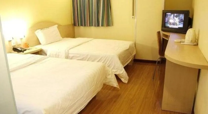 Bed in 7 Days Inn Tianjin Changhong Park Metro Station