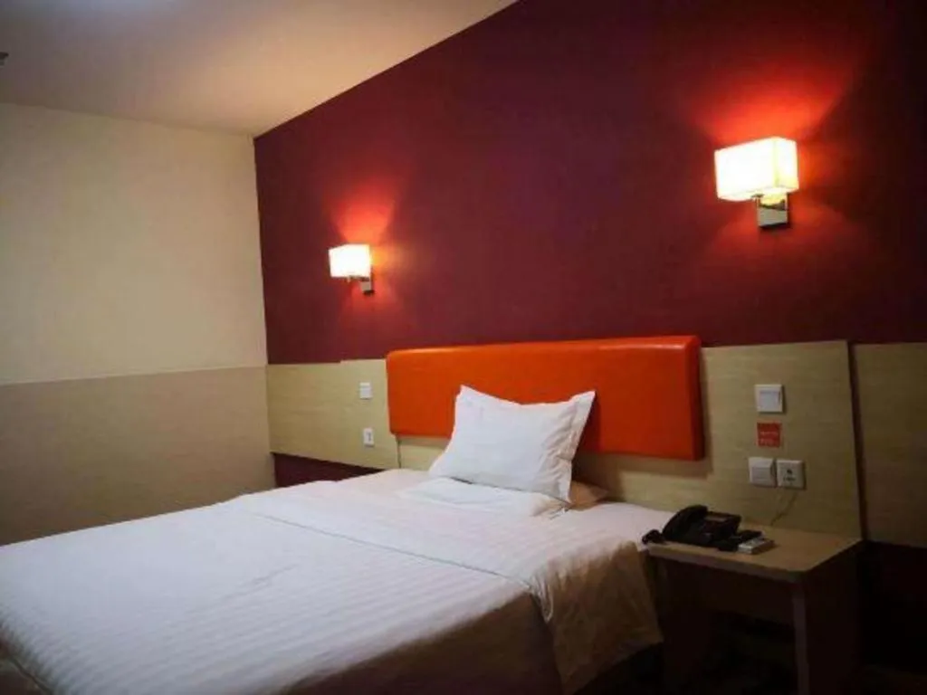 Bed in 7 Days Inn Tianjin Changhong Park Metro Station