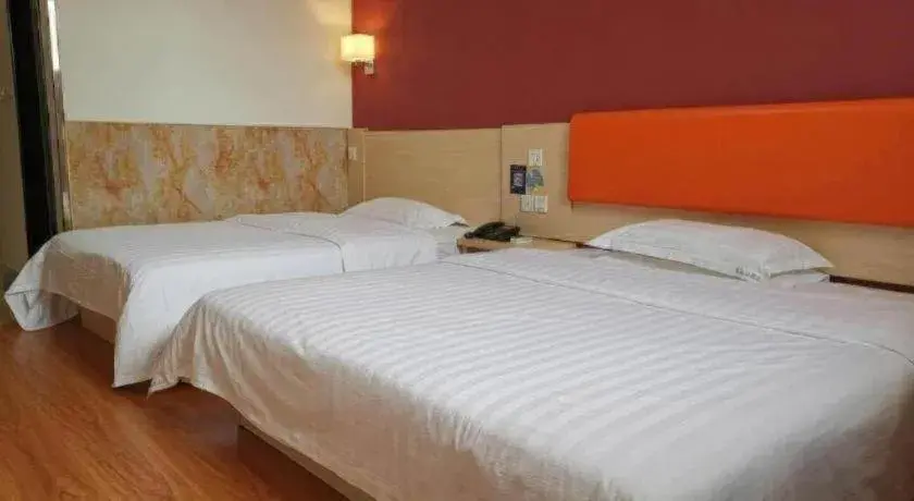 Bed in 7 Days Inn Tianjin Changhong Park Metro Station Bed in 7 Days Inn Tianjin Changhong Park Metro Station