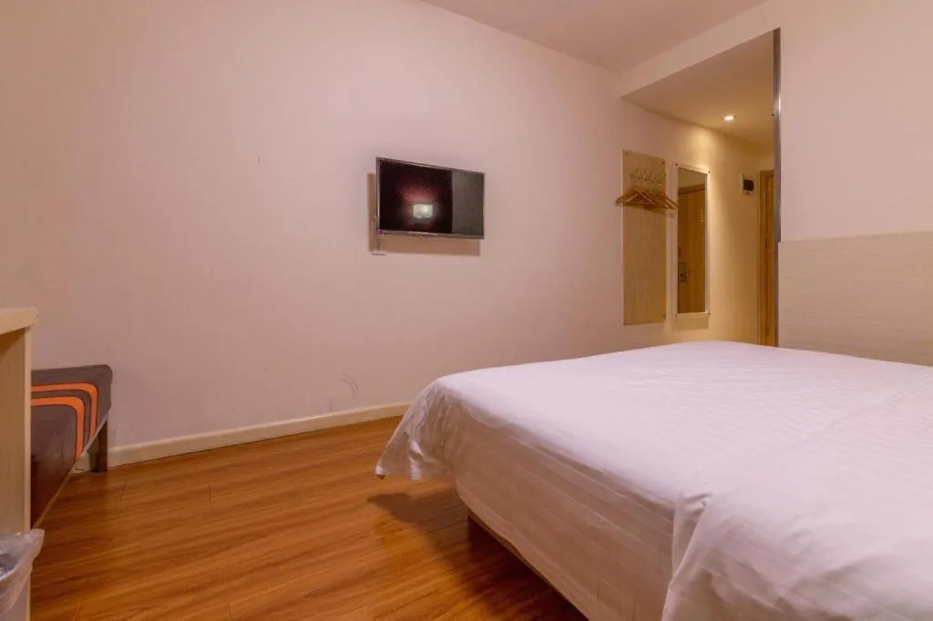 Bed in 7 Days Inn Tianjin Changhong Park Metro Station