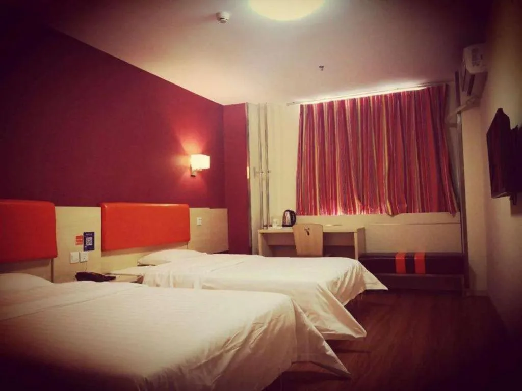 Bed in 7 Days Inn Tianjin Changhong Park Metro Station