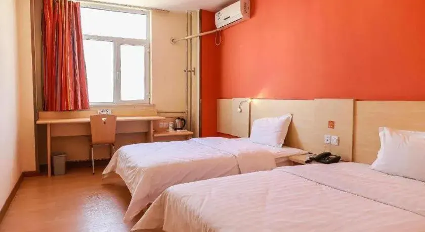 Bed in 7 Days Inn Tianjin Changhong Park Metro Station Bed in 7 Days Inn Tianjin Changhong Park Metro Station