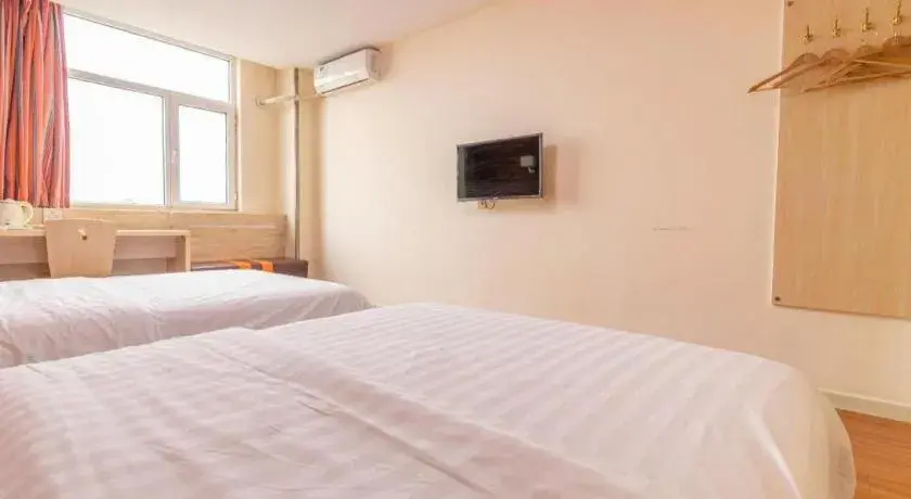 Bed in 7 Days Inn Tianjin Changhong Park Metro Station Bed in 7 Days Inn Tianjin Changhong Park Metro Station