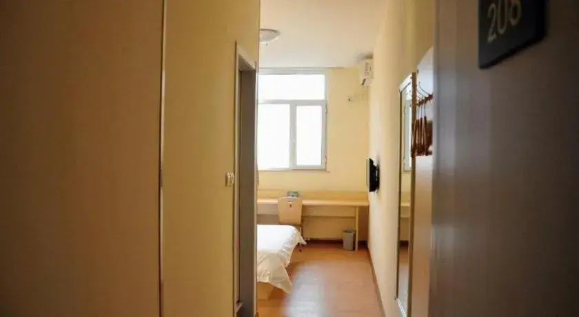 Bed in 7 Days Inn Tianjin Changhong Park Metro Station Bed in 7 Days Inn Tianjin Changhong Park Metro Station
