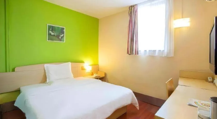 Bed in 7 Days Inn Tianjin Changhong Park Metro Station