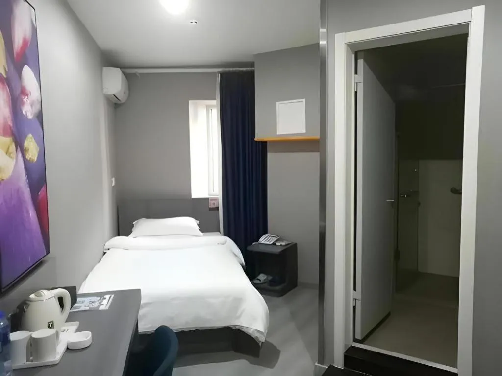 Bed in 7 Days Inn Tianjin Railway Station