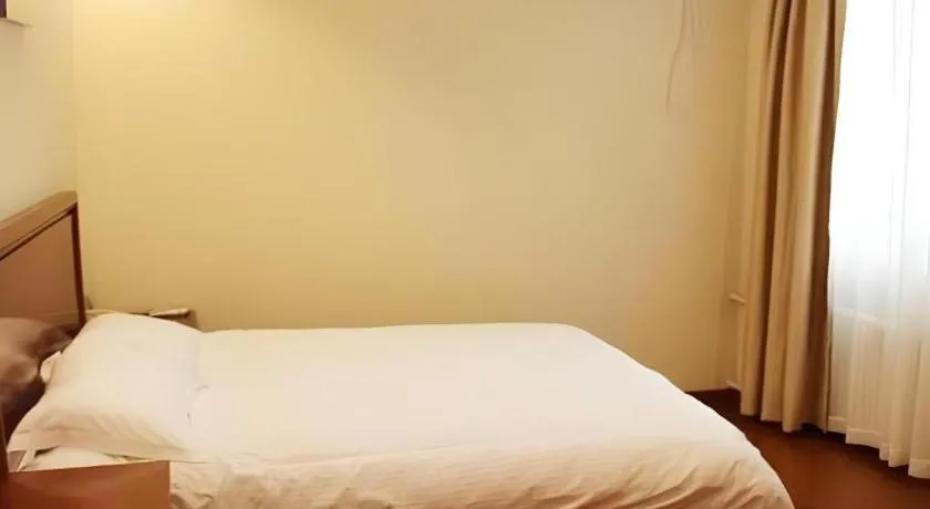 Bed in GreenTree Inn Anhui Fuyang Funan East Huaihe Road Express Hotel