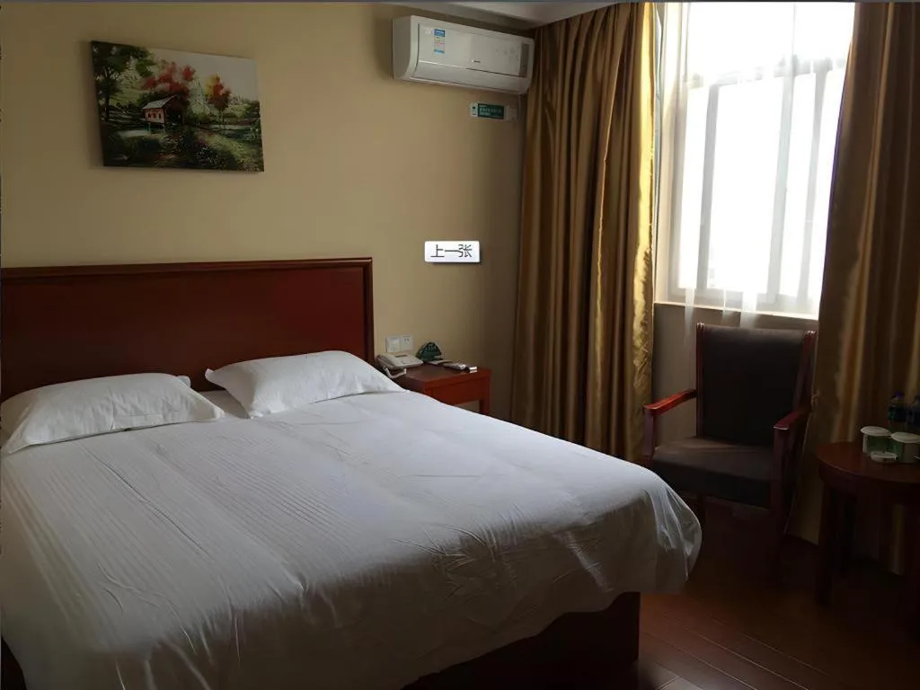 Bed in GreenTree Inn Anhui Fuyang Funan East Huaihe Road Express Hotel