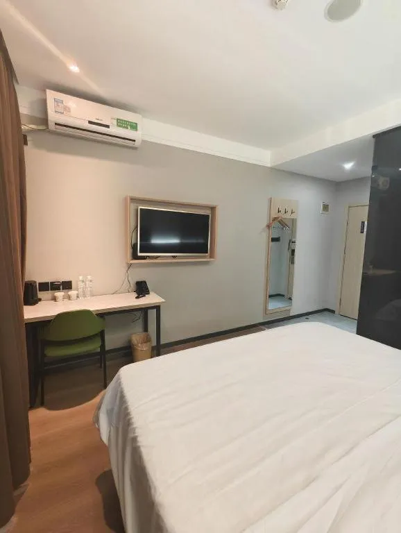 Bed in Vatica Tianjin Jinghai Bus Station Home World Plaza Hotel