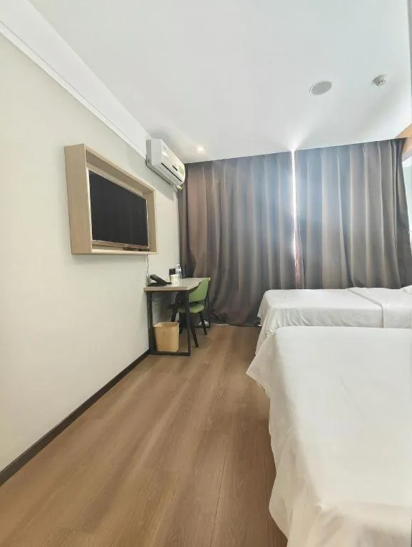 Bed in Vatica Tianjin Jinghai Bus Station Home World Plaza Hotel