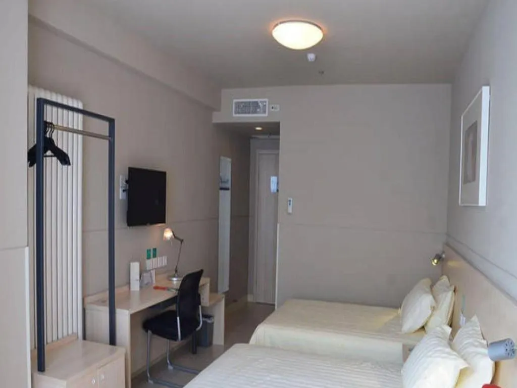 Bed in Jinjiang Inn Hohhot Dazhao Hospital Metro Station
