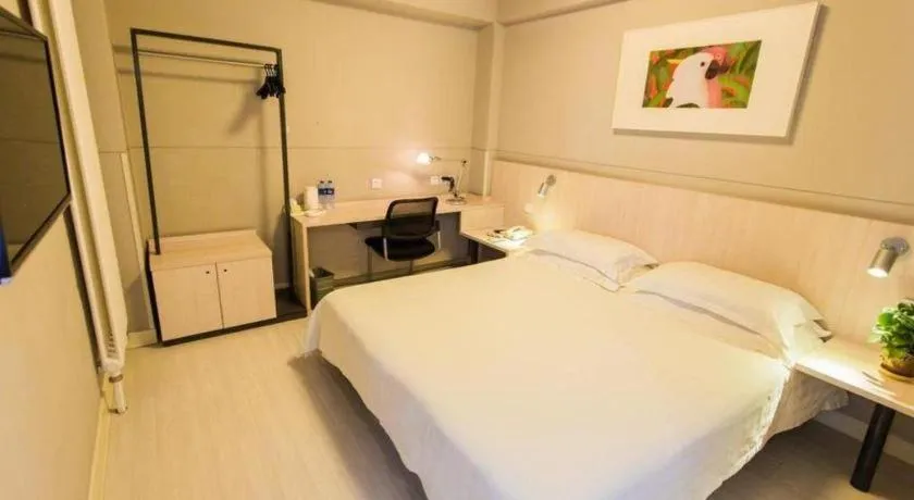 Bed in Jinjiang Inn Hohhot Dazhao Hospital Metro Station