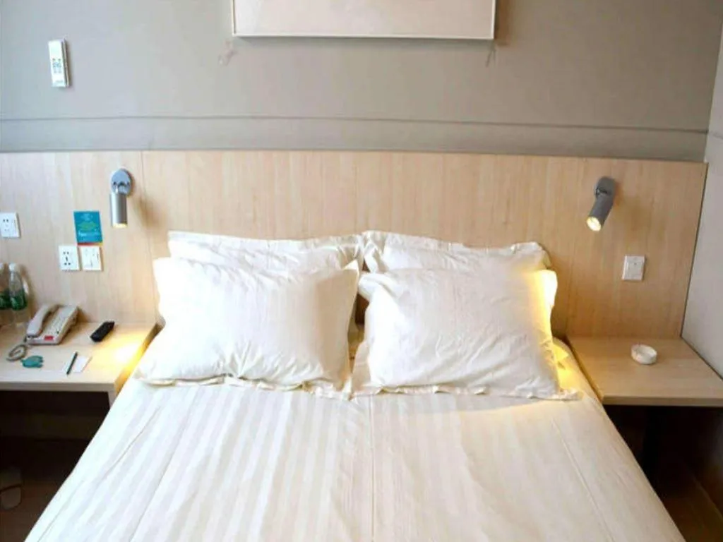 Bed in Jinjiang Inn Hohhot Dazhao Hospital Metro Station