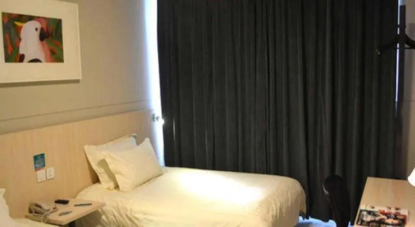 Bed in Jinjiang Inn Hohhot Dazhao Hospital Metro Station