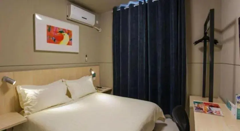 Bed in Jinjiang Inn Hotel Tianjin Xinkai Road Branch Bed in Jinjiang Inn Hotel Tianjin Xinkai Road Branch