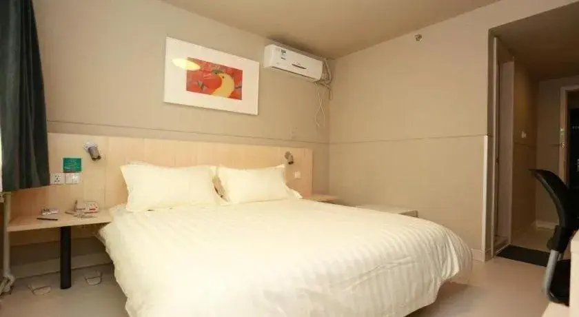 Bed in Jinjiang Inn Hotel Tianjin Xinkai Road Branch Bed in Jinjiang Inn Hotel Tianjin Xinkai Road Branch