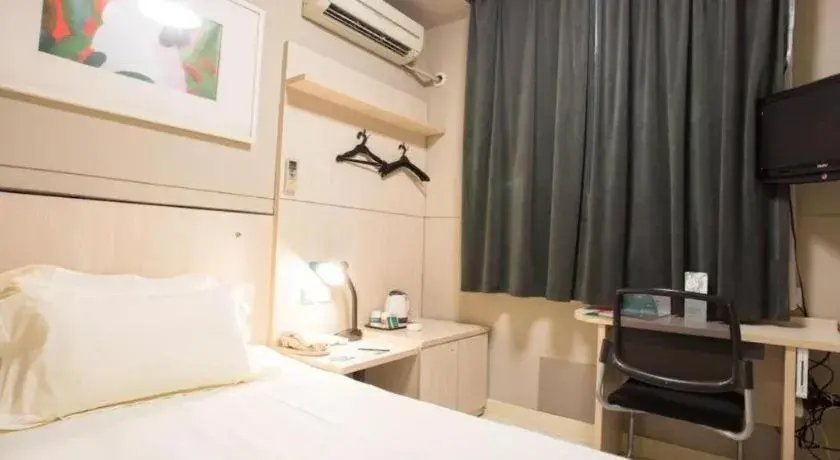 Bed in Jinjiang Inn Hotel Tianjin Xinkai Road Branch Bed in Jinjiang Inn Hotel Tianjin Xinkai Road Branch