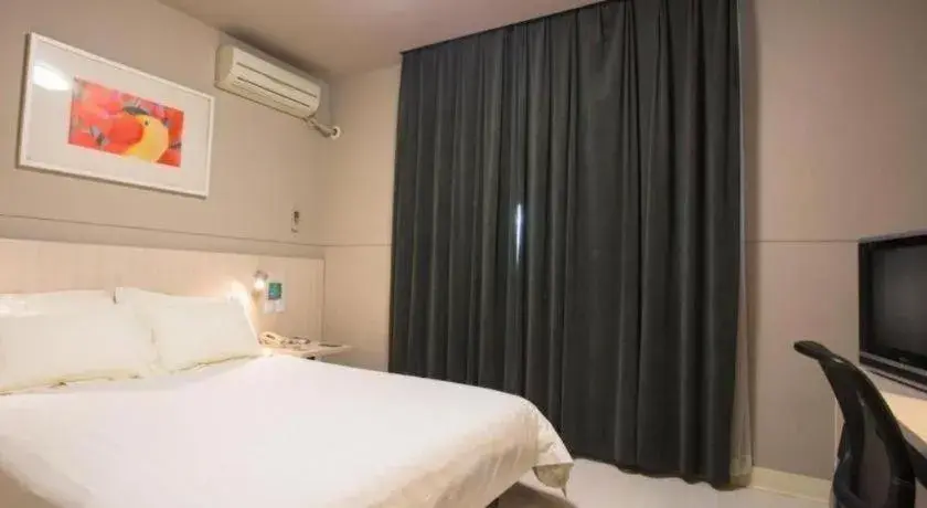 Bed in Jinjiang Inn Hotel Tianjin Xinkai Road Branch Bed in Jinjiang Inn Hotel Tianjin Xinkai Road Branch