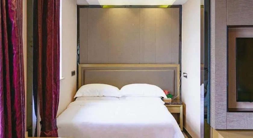 Bed in Guangzhou Rongjin hotel