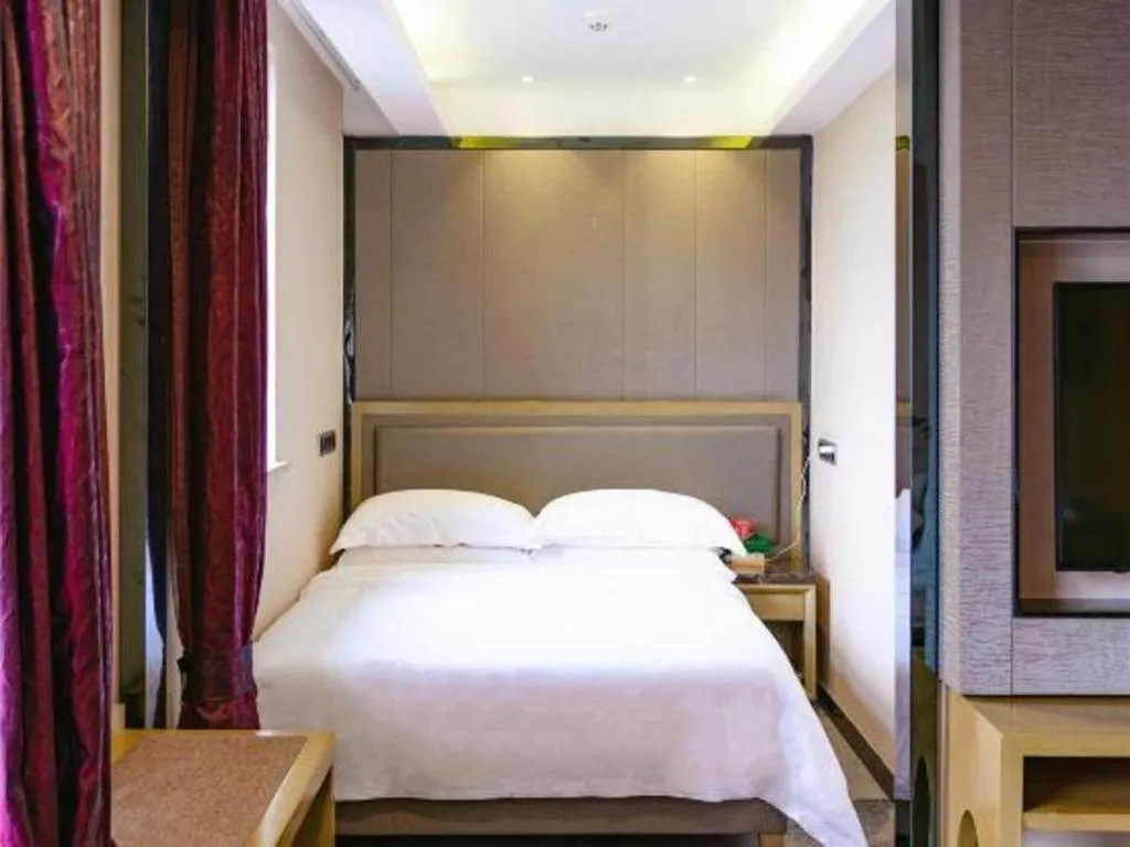 Bed in Guangzhou Rongjin hotel