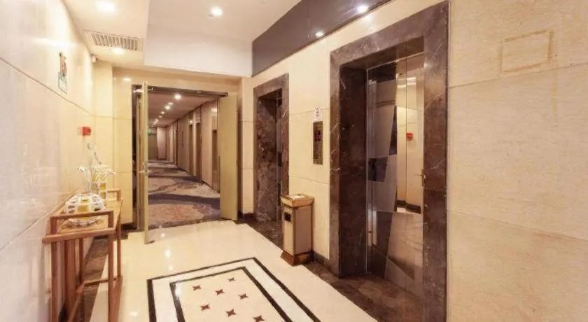 Bed in Guangzhou Rongjin hotel