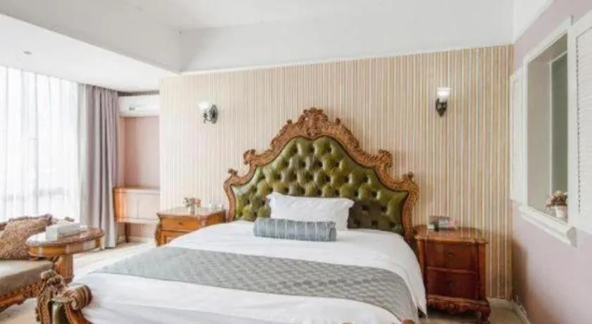 Bed in Guangzhou Impression Hotel