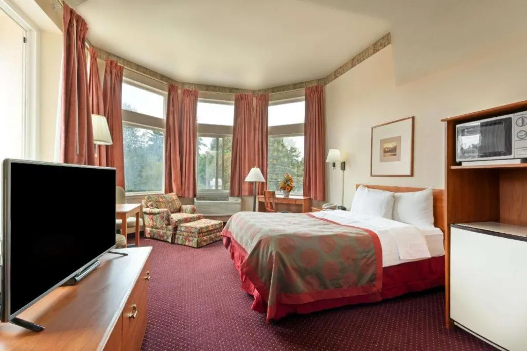 Bed in Ramada by Wyndham SeaTac Airport North