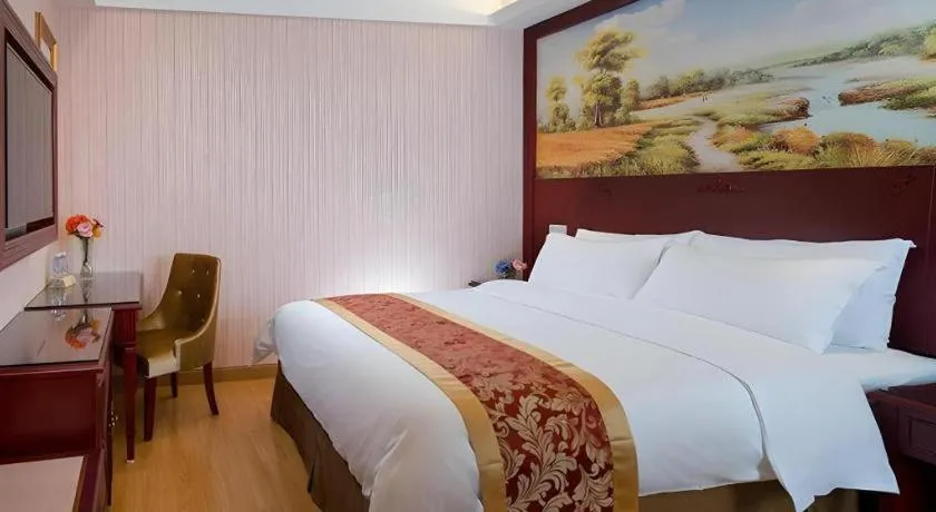 Bed in Vienna Hotel Shenzhen Exhibition Center Gangxia Metro Station