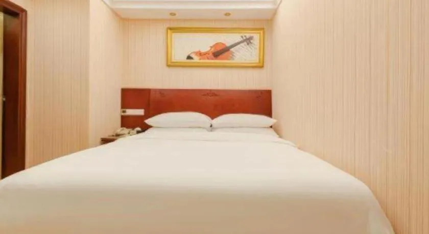 Bed in Vienna Hotel Shenzhen Exhibition Center Gangxia Metro Station